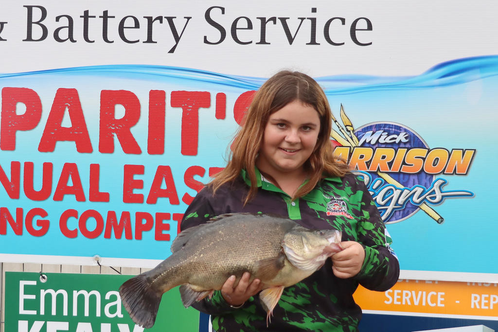 Junior champion Cheyanne Brabender of Sebastopol&nbsp;shows off a golden perch/yellowbelly weighing 2638g.
