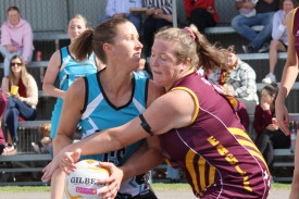 Emma Mill (Thunder) and Jess Kelly (Warrack) contest the ball.
