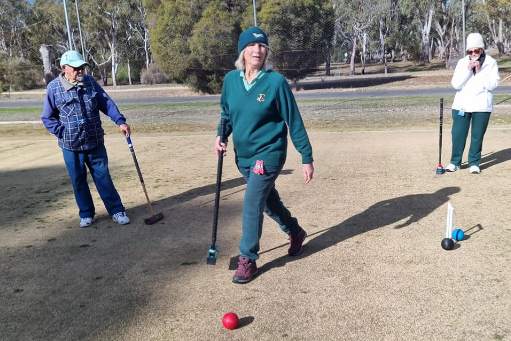 Alex Orcsik, Christine Hiscock and Judy Baker deal with the cool conditions.