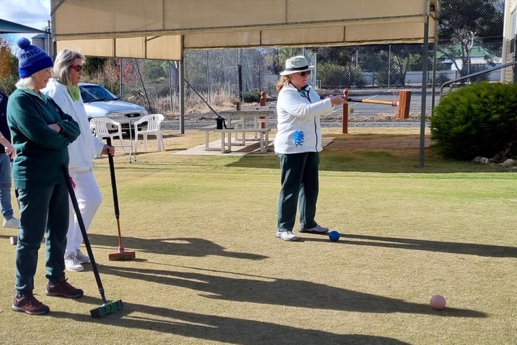 Kelly Walker prepares her approach to the next hoop, watched by Jill Albrecht, Christine Hiscock and Leanne Combrink.
