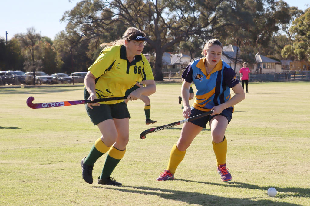 Dimboola&rsquo;s Pamela Pretorius and Nhill Thunderbird&rsquo;s Cally Shurdington contest for the ball.