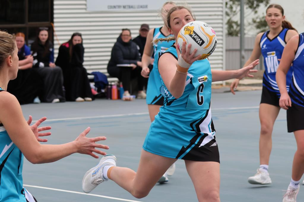 Southern Mallee Thunder centre Rylee Cocks controls the ball with one hand. Photo: LES GRAETZ