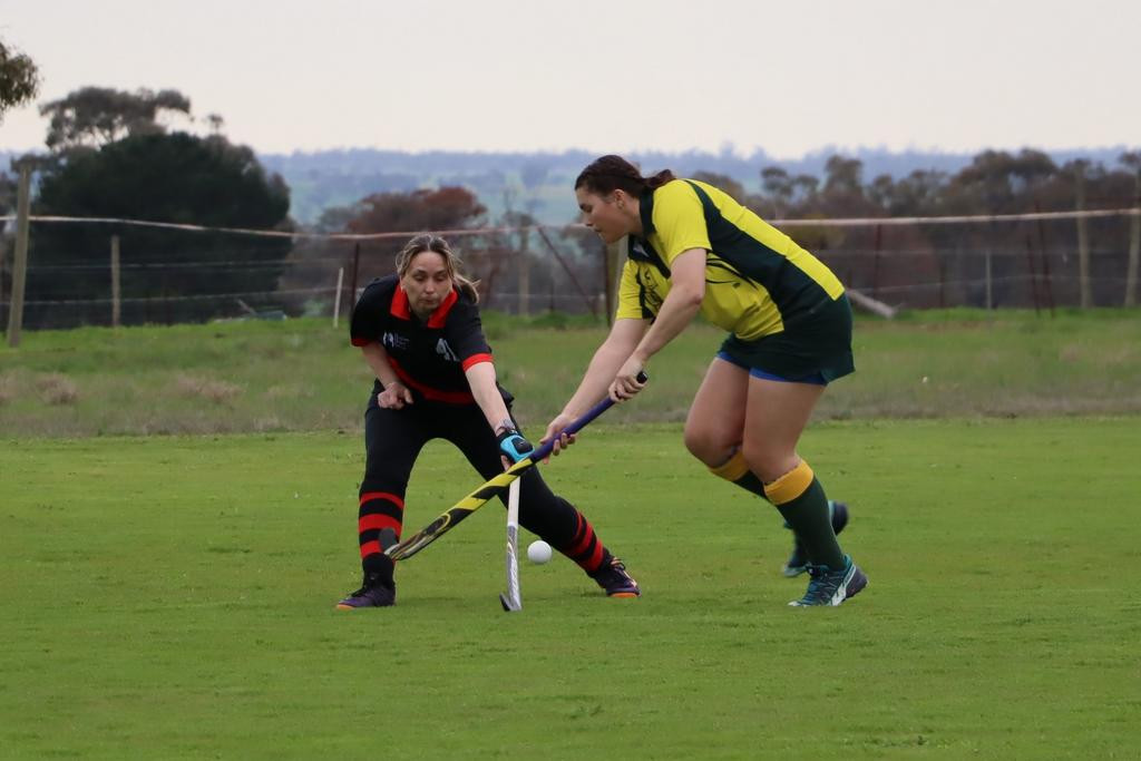 Dimboola Roos&rsquo; Ameilia Rintoule and Horsham Jets&rsquo; Kylie Eilola contest the ball.