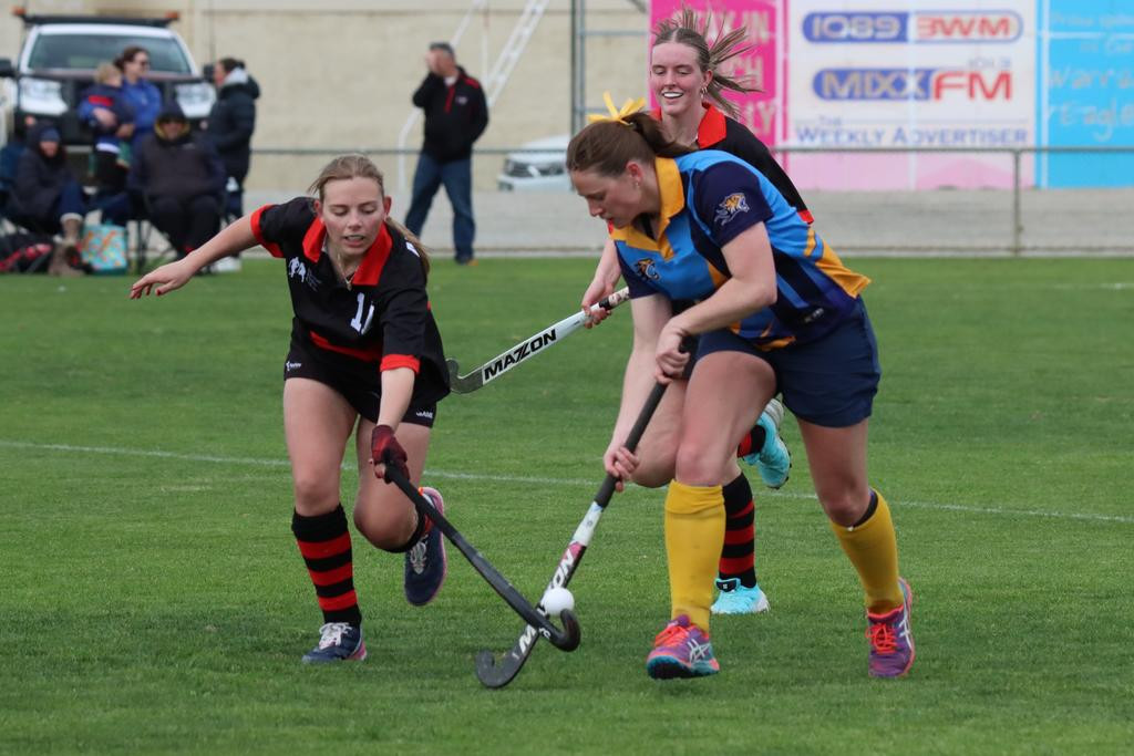 Horsham Jets&rsquo; Annabell Heal lunges in an attempt to spoil a run by Nhill Thunderbirds&rsquo; Cally Shurdington.