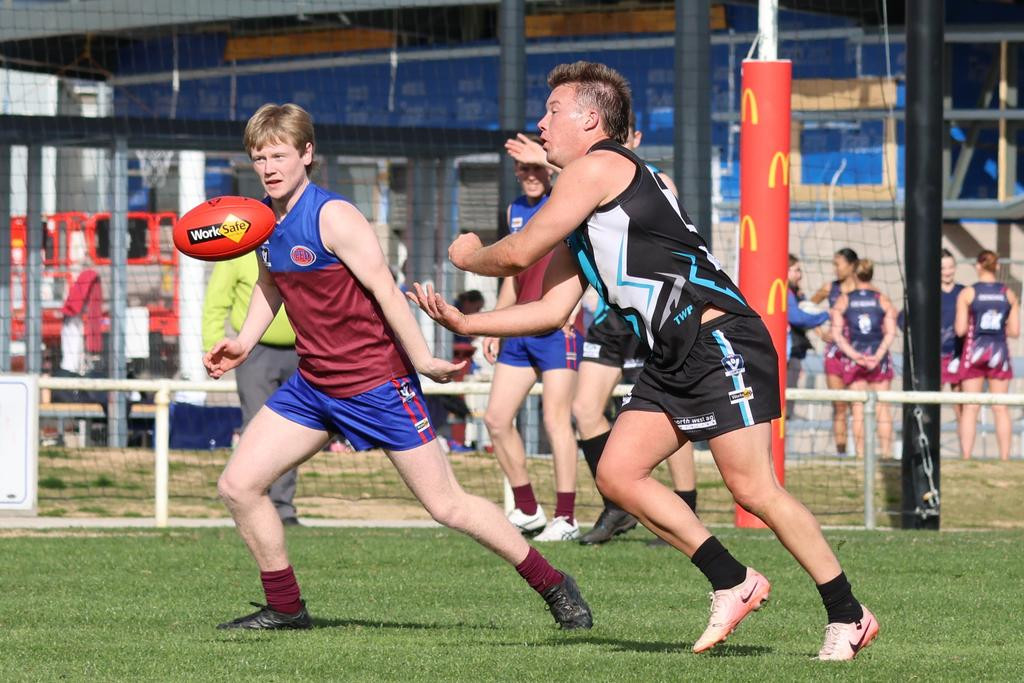 Kai Sheers shoots off a handball. Photo: LES GRAETZ