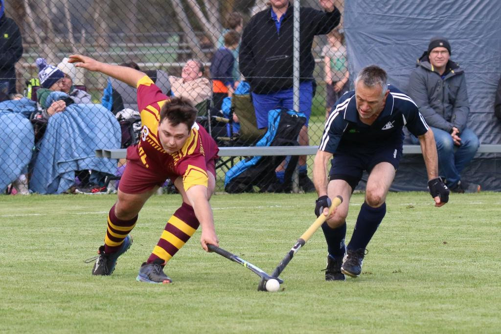 Warrack Hoops&rsquo; Oskar Bennett and Yanac Tigers&rsquo; Simon Farmers both lunge to take control of the ball.
