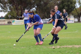 Kaniva’s Jess Wallis and Yanac’s Suz Hedt contest the ball.