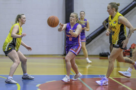 Horsham’s Shannon Cross passes the ball.