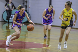 Ilze Van Zyl heads goalward.