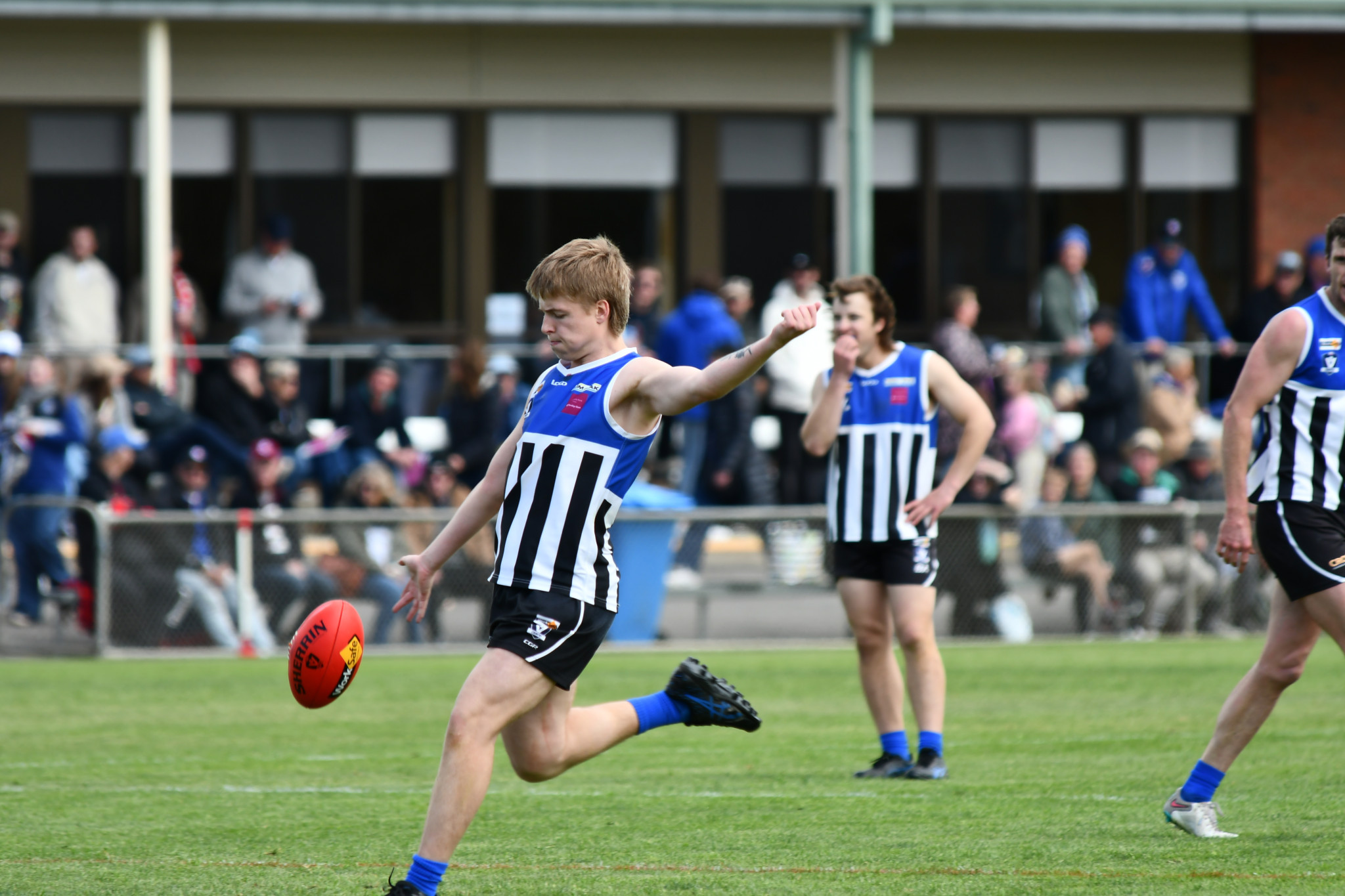 Minyip Murtoa’s Patrick Rabl goes for goal in the reserves’ football grand final.