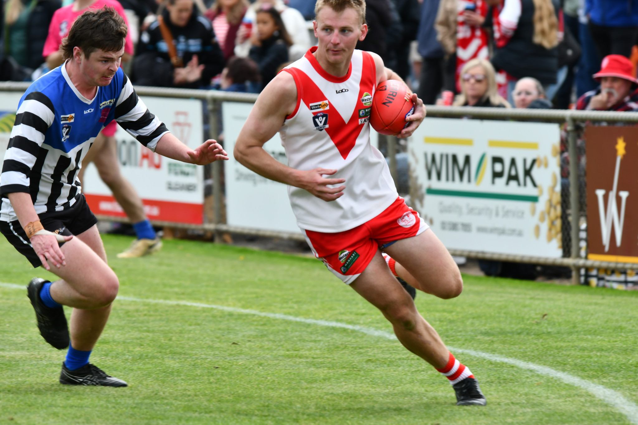 Ararat’s Kobe Davis attempts to evade Minyip Murtoa’s Jirra Fletcher along the sideline in Saturday’s grand final.