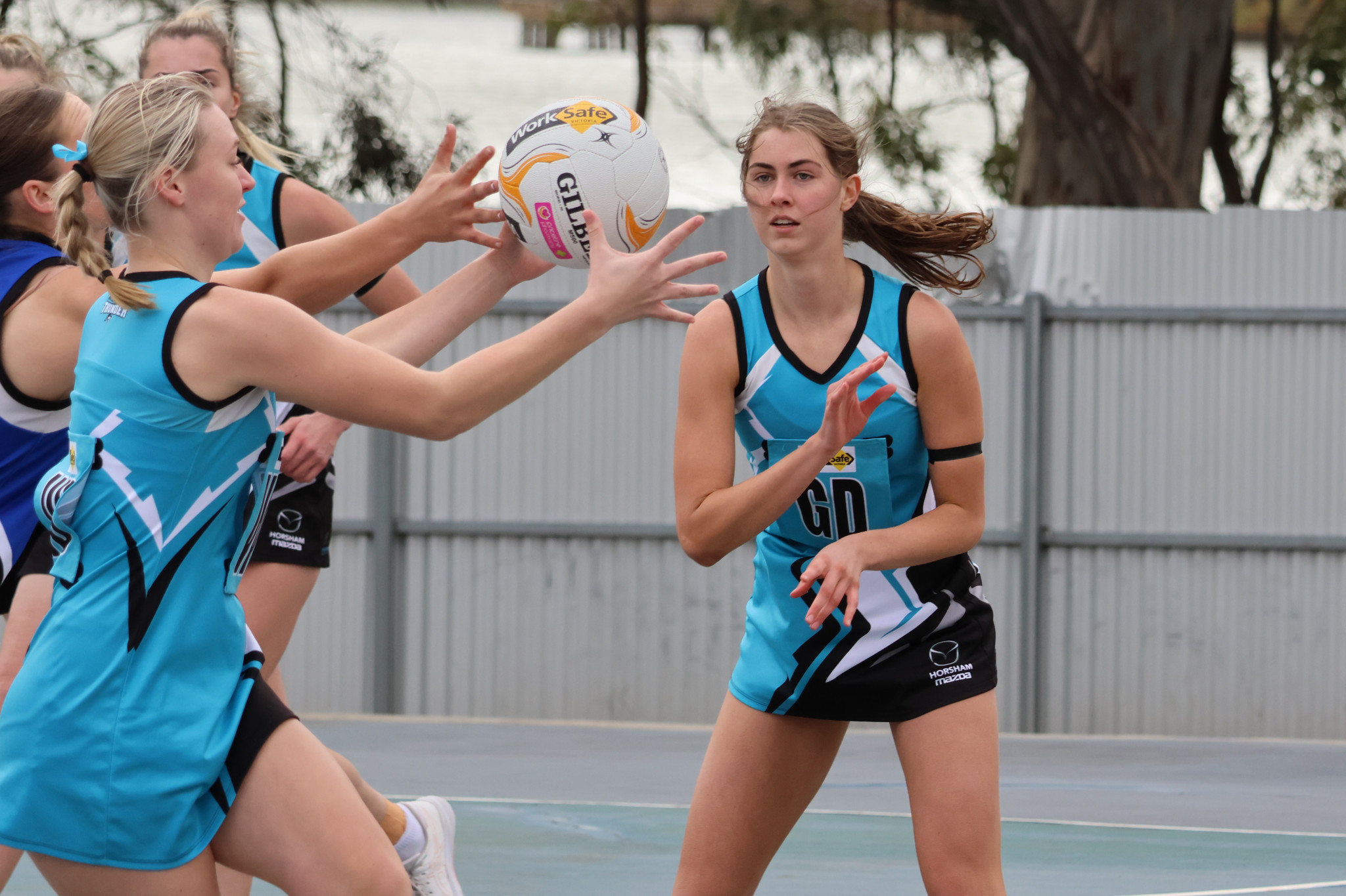 Southern Mallee Thunder’s Abby White passes the ball to Taya Horman. Photo: LES GRAETZ