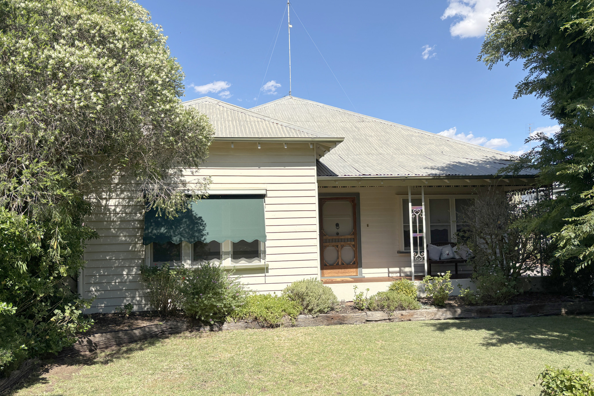 Nestled in a tranquil, leafy garden setting, this charming weatherboard home offers some of the best creek views in town&mdash;an opportunity that's hard to match.